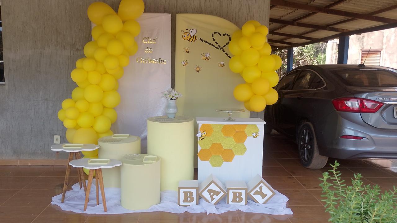 Decoração de chá de bebê com tema abelhinha em amarelo